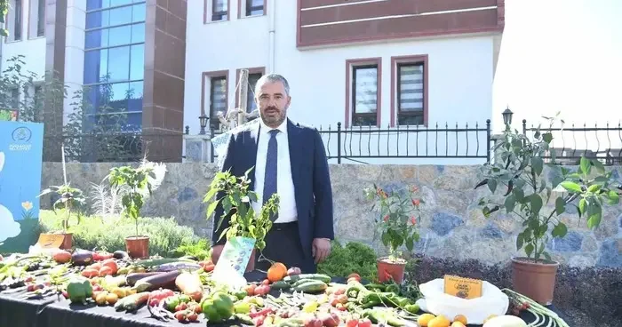 Pursaklar Belediyesi ‘Ata Tohumları’ndan elde ettiği sebzelerin hasadını yaptı
