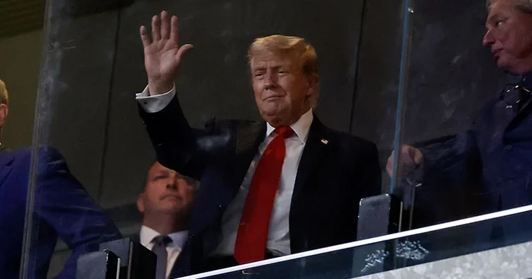 Trump a şok: Kurşungeçirmez cam arkasında yuhalandı