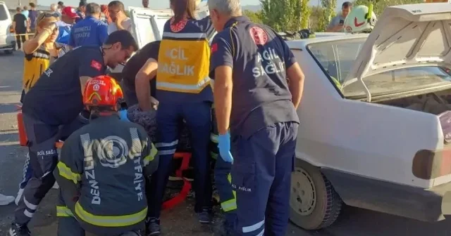 Otomobil bekleme yapan araca çarptı: Ölü ve yaralılar var Denizli Haberleri