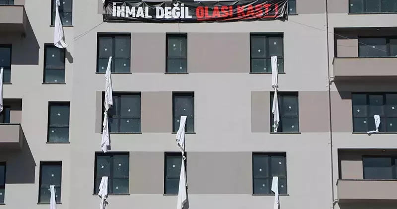 İnşa ettikleri binalara, Kartalkaya daki yangın faciasında ölenler için 78 çarşaf astı