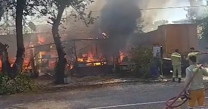 Antalya’da terk edilmiş baraka alev topuna döndü