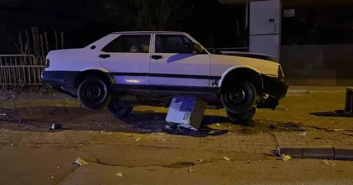 Otomobil trafoya çıktı: Sürücü yara almadan kurtuldu