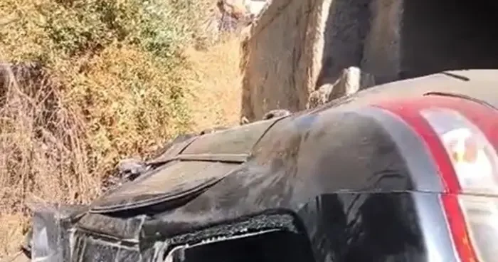 Yüksekova’da kontrolden çıkan otomobil dereye uçtu: 4 yaralı