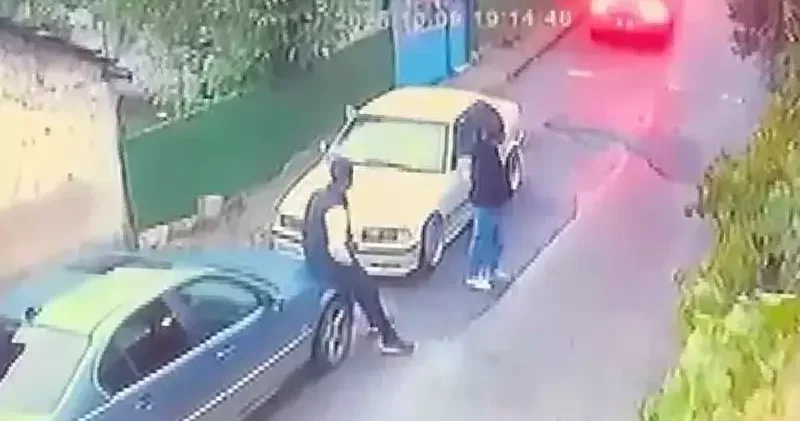 Ümraniye de otomobille gelip rastgele ateş açtılar, bir kişi kaçırıp darbettiler; o anlar kamerada