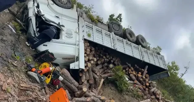 Samsun’da odun yüklü kamyon şarampole devrildi: 1 ölü Samsun Haberleri