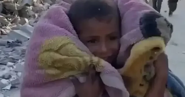 Gazzeli Kerem ateşkesin ardından yalın ayak evine dönüyor VİDEO İZLE
