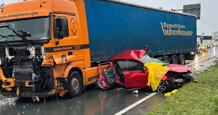 Rize de korkunç kaza! Tıra çarpan otomobildeki 3 kişi hayatını kaybetti