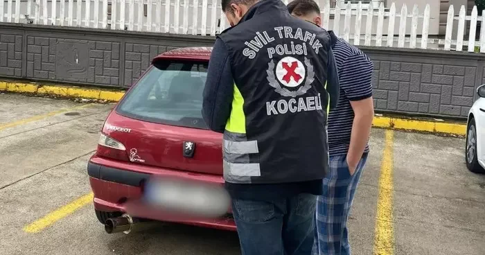 Düğün konvoyunda gürültü yapan araç trafikten men edildi