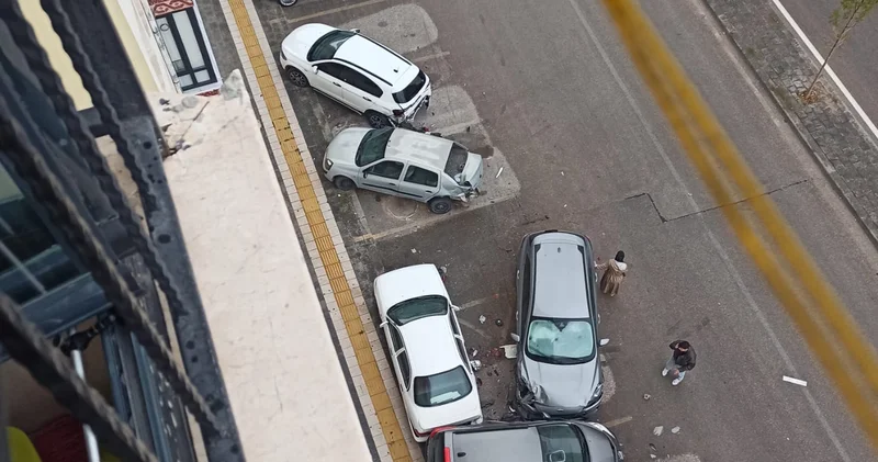 Otomobil kontrolden çıktı, 5 araca çarparak durabildi