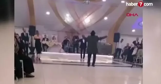 Sahnede kalp krizi geçiren sanatçı Yüksel Kader’in hayatını kaybettiği anlar kamerada