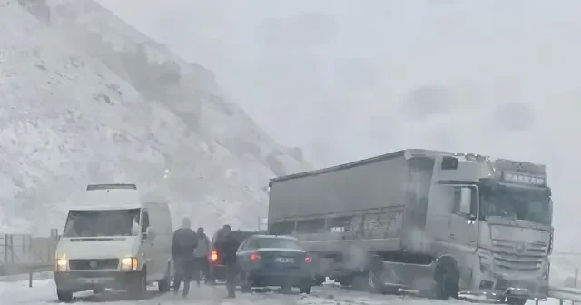 Erzincan Sivas kara yolunda kar yağışı ulaşımı aksattı: Yol kısa süreliğine trafiğe kapandı Gündem Haberleri