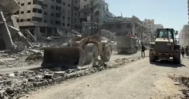 Gazze’de yollara yığılan molozlar iş makineleriyle temizlenmeye çalışılıyor VİDEO İZLE