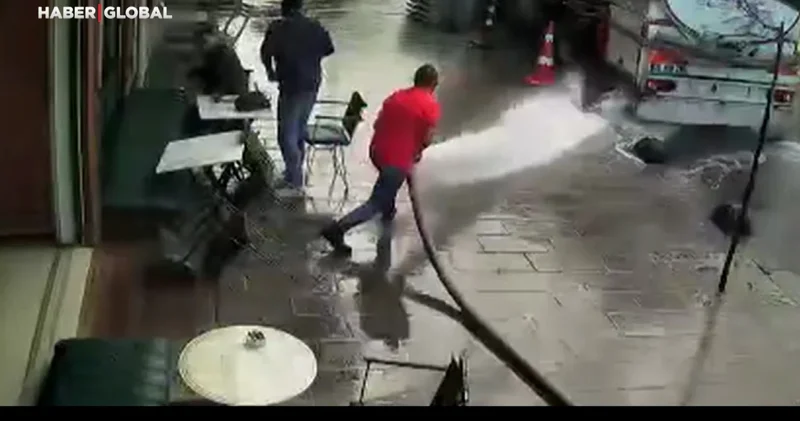 Esnafın tazyikli suyla imtihanı: Çay içen müşterileri ıslattı, hortuma hakim olamadı
