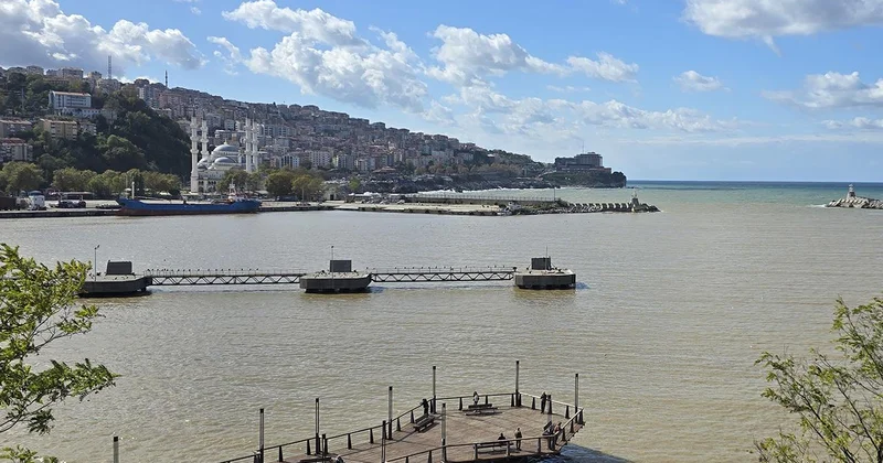 Zonguldak’ta yağmur sonrası deniz kahverengiye büründü