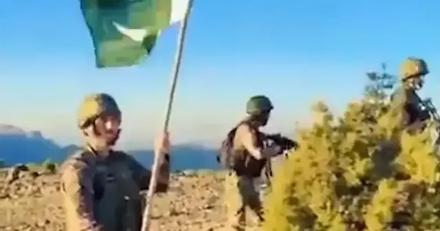 Pakistan ordusu Taliban karakolunu ele geçirip göndere bayrak çekti VİDEO İZLE
