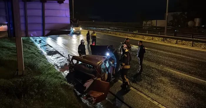 Kocaeli de iki otomobil çarpıştı! 2 kişi yaralandı