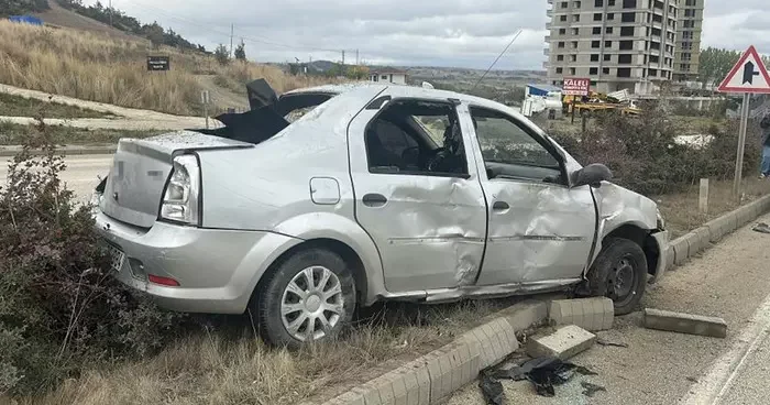 Takla atan otomobil orta refüje çıktı: 2 yaralı
