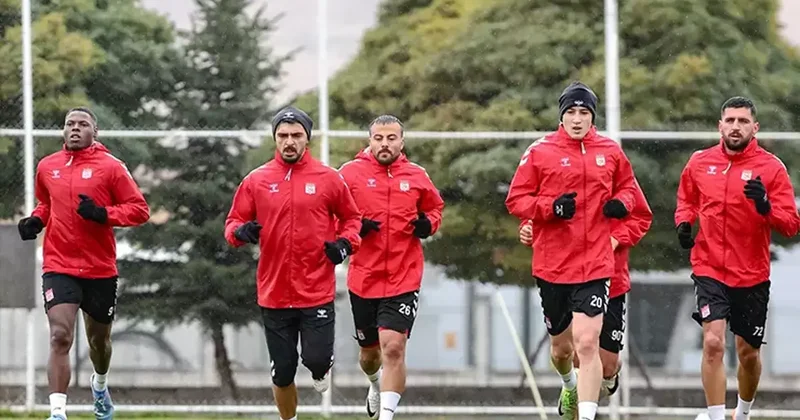 Sivasspor, Ankara Keçiörengücü maçı öncesi sağanak altında çalıştı Fanatik Gazetesi Futbol Haberleri Spor