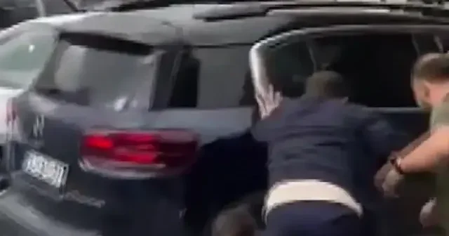 Gözü dönen sürücü tartıştığı kişiyi aracıyla ezmeye çalıştı: O anlar kamerada VİDEO İZLE