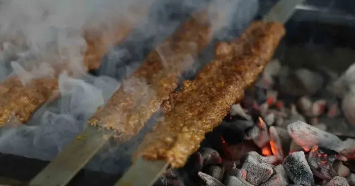 Gökyüzü, kebap dumanlarıyla kaplandı