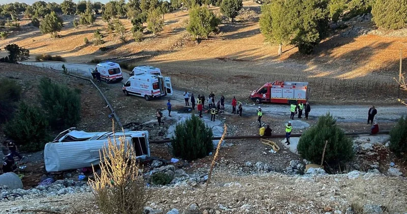 Tarım işçilerini taşıyan minibüs şarampole yuvarlanmıştı: Hayatını kaybedenlerin sayısı 6 ya yükseldi