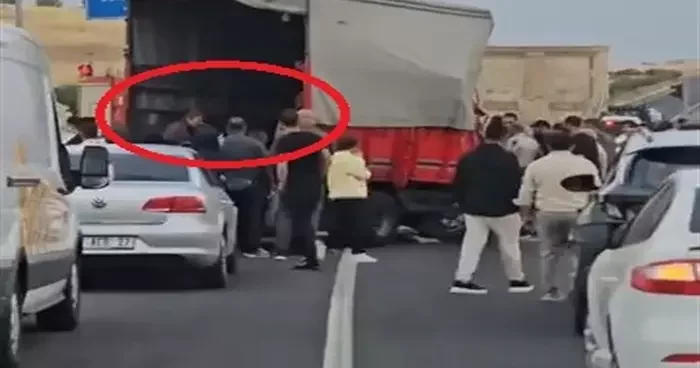 İşçileri taşıyan kamyonet ile kamyon çarpıştı: 14 yaralı