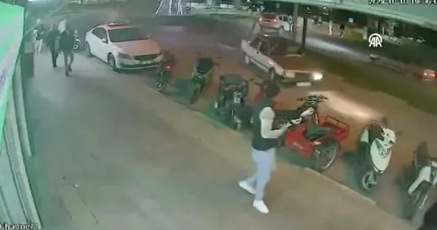 Park halindeki motosikletlere çarpan sürücünün yaptığı hareket pes dedirtti