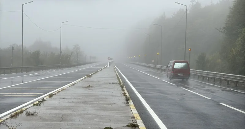 Bolu Dağı nda sağanak ve sis görüş mesafesini düşürdü