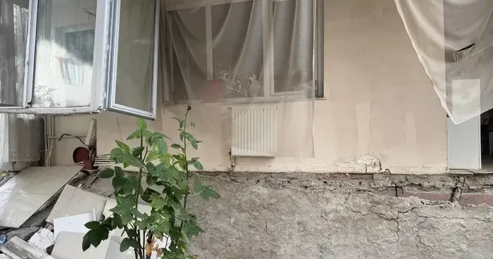 Avcılar da binanın balkonu çöktü, yere düşen yaşlı kadın yaralandı