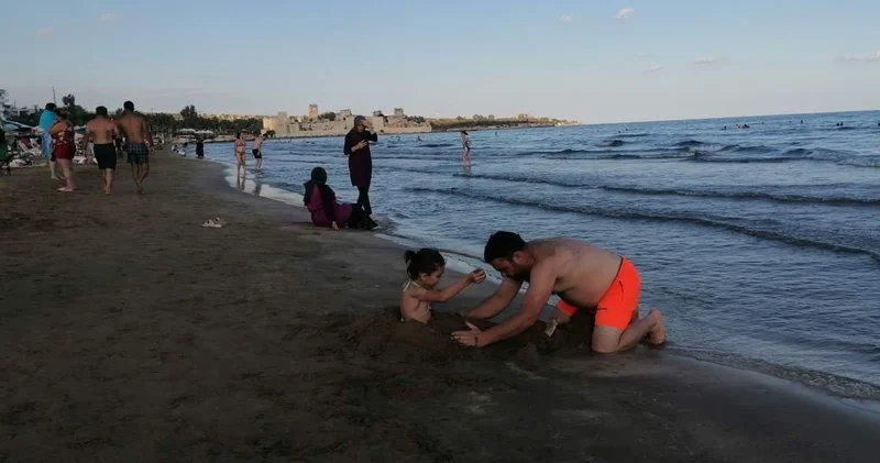 Mersin de iki mevsim bir arada: Toroslar da kar sahilde deniz keyfi