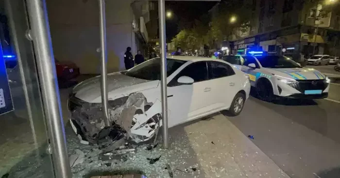 Tekirdağ’da polisten kaçan alkollü sürücü durağa daldı
