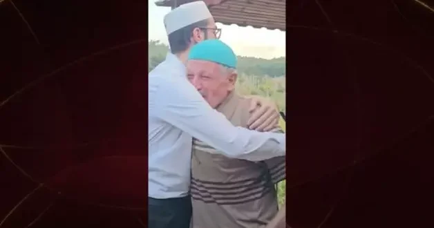 Genç imama gözyaşlarıyla veda... Güllerle geldi, gönüllere girdi, güllerle gitti