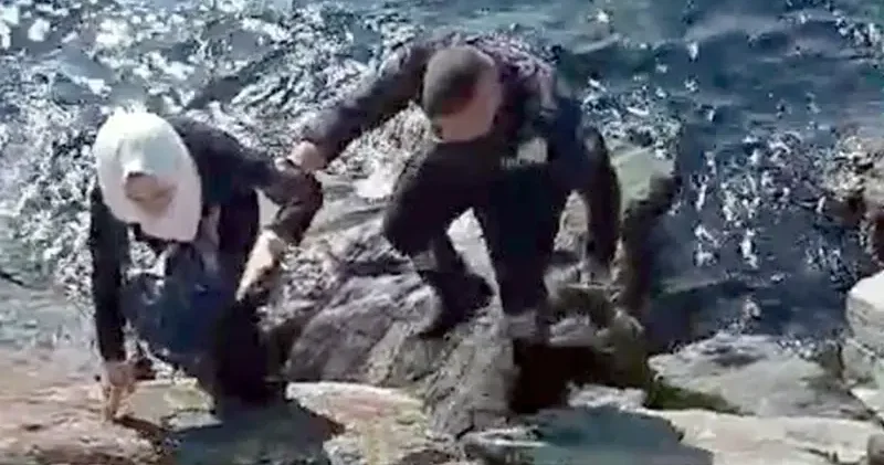 Avcılar sahilinde kayalıkların arasına düşen kadını güvenlik görevlisi kurtardı