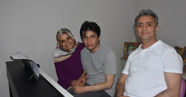 Piyano çalmayı kendi kendine öğrenen otizmli lise öğrencisinin hedefi konservatuvar Afyonkarahisar Haberleri