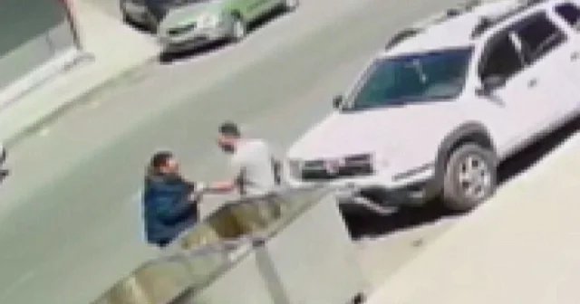 Arnavutköy de vatandaş aracını çalmaya gelen hırsızı suçüstü yakaladı VİDEO İZLE