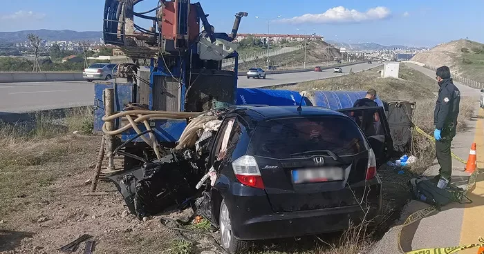 Kontrolden çıkan otomobil sondaj makinesine çarptı! Anne ve oğlu hayatını kaybetti
