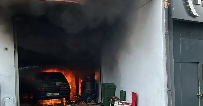 İstanbul Ataşehir de tamirhanedeki otomobil alev alev yandı, iş yeri sahibi gözyaşını döktü