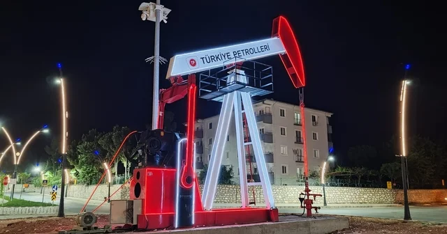 Batman ın girişine petrol pompası anıtı yerleştirildi Batman Haberleri