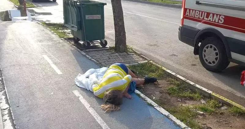 Otomobilden atılan kadın baygın bulundu
