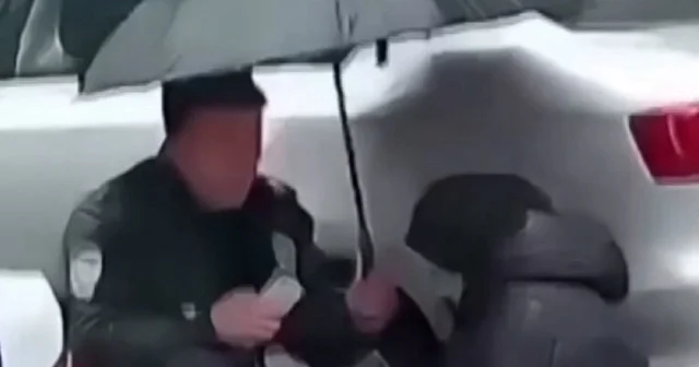 Erzurum’da trafik kazasında yaralanan küçük kıza ıslanmaması için polis şemsiye tuttu VİDEO İZLE