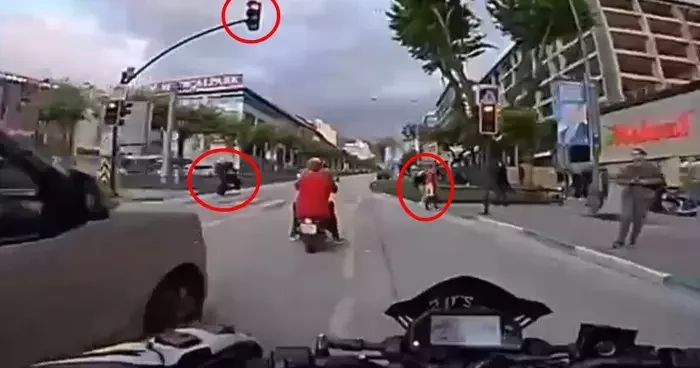 Motosikletlerle tek teker üzerinde yarışıp, görüntüleri sosyal medyada paylaştılar
