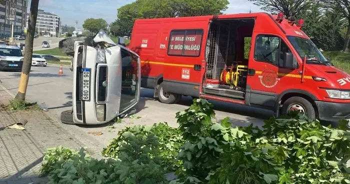 Otomobil rampa yukarı çıkarken yan yattı: 1 yaralı