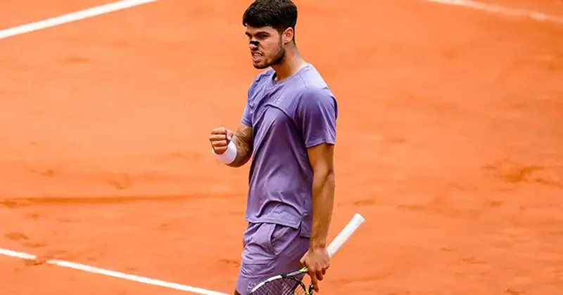 Carlos Alcaraz battles past Khachanov into Italian Open quarter finals