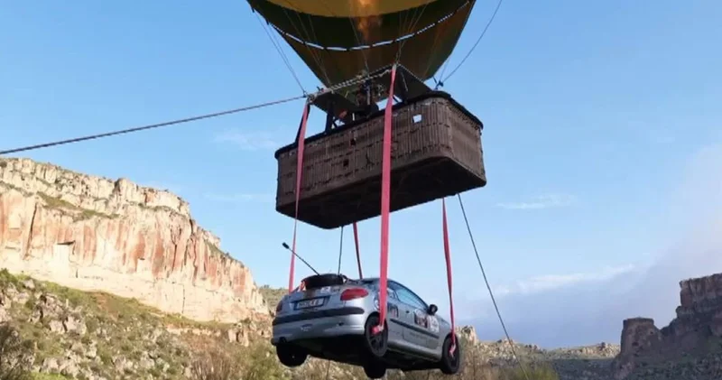 Bakan bir daha baktı! Ralliciler balonla otomobil uçurdular