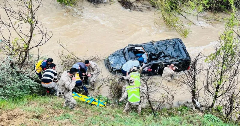 Otomobil dereye uçtu aynı aileden 1 çocuk öldü, 4 kişi yaralandı