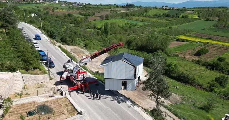 Yıkım kararı alınan bölgedeki çelik konstrüksiyon yapıyı vinçle taşıdı