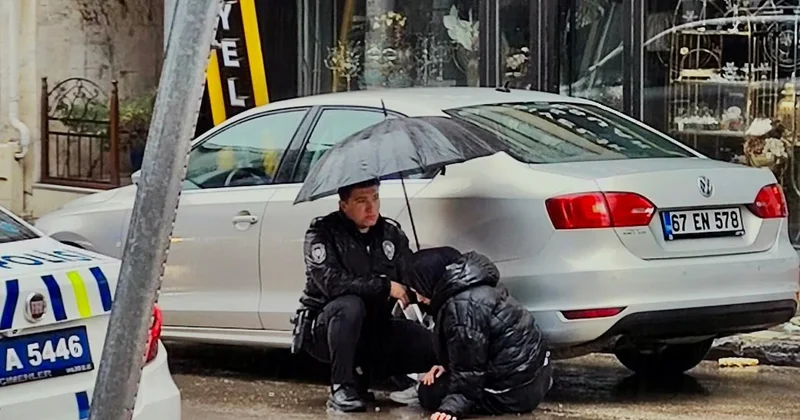 Yaralanan kız çocuğunun başında ıslanmasın diye şemsiyeyle bekledi Sözcü Gazetesi