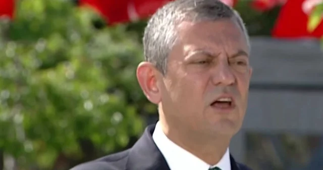 Özgür Özel şaibeli diploma üzerinden İstanbul Üniversitesi rektörünü hedef aldı: Fatih bunu bilse İstanbul’u fethetmezdi VİDEO İZLE