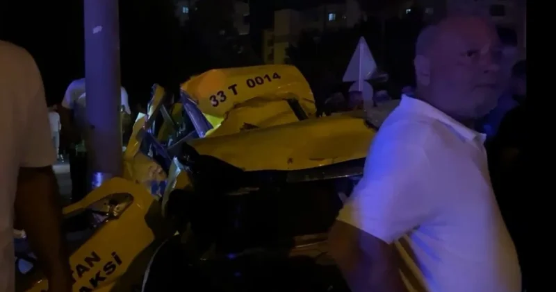 Mersin de kontrolden çıkan taksi direğe çarptı: İki ölü