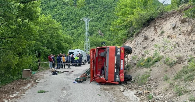 Artvin de sondaj kamyonu devrildi; 1 ölü, 2 yaralı Artvin Haberleri